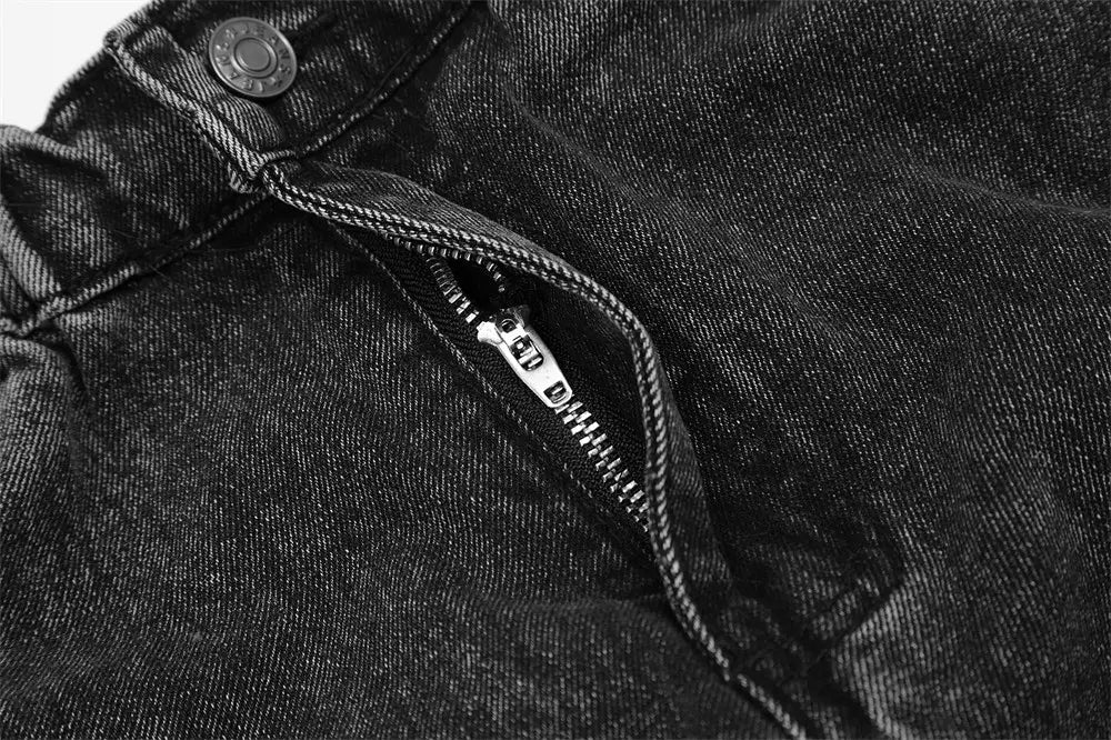 Joggers de mezclilla de lavado oscuro para hombre con paneles a contraste, cintura elástica y detalles metálicos de cremallera y botón.