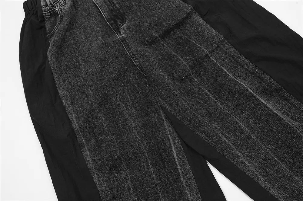 Joggers de mezclilla de lavado oscuro para hombre con ajuste relajado, cinturón elástico a contraste y detalles de costuras visibles.