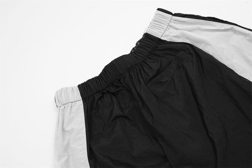 Joggers de mezclilla para hombre con panel de contraste y cintura elástica en negro y blanco, con cintura elástica y diseño de shorts de estilo atlético