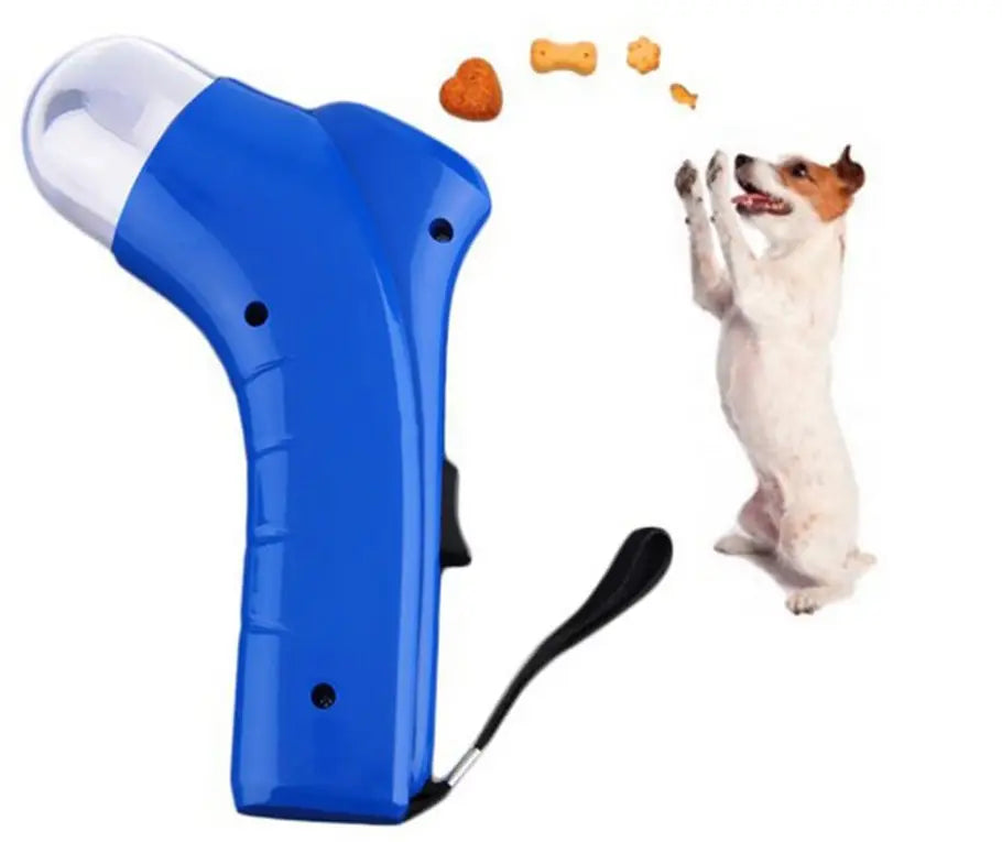 Lanceur de friandises pour chien en plastique bleu avec dôme supérieur transparent et sangle noire pour le poignet, pour donner des friandises pour animaux à la main et jouer.