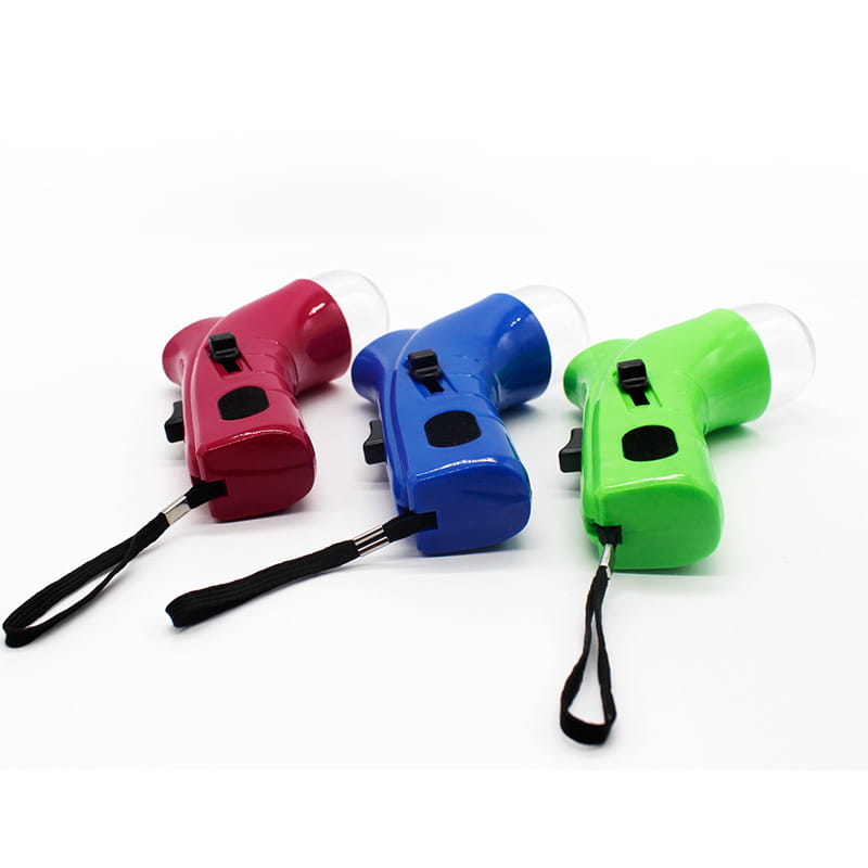 Trois jouets portatifs de lanceur de friandises pour chien, pour friandises pour animaux, en rouge, bleu et vert, avec des sangles noires pour le poignet, pour un transport aisé.