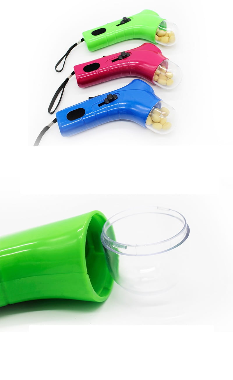 Jouet lanceur de friandises pour chien en plastique vert éclatant, portatif, avec couvercle amovible transparent et petites friandises jaunes visibles à l’intérieur.