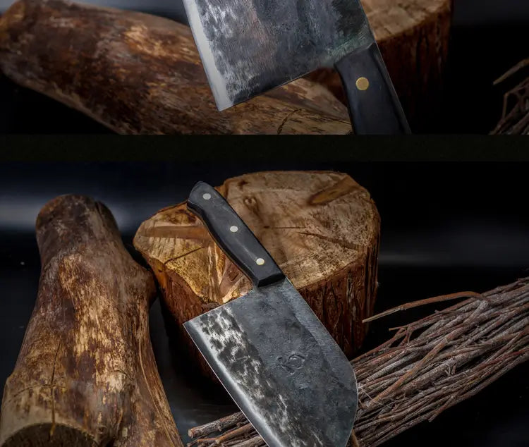 Ein robustes, dunkelgraues, handgeschmiedetes Hackbeil aus hochwertigem, kohlenstoffreichem Edelstahl mit einem schwarzen Griff und zwei goldfarbenen Nieten.