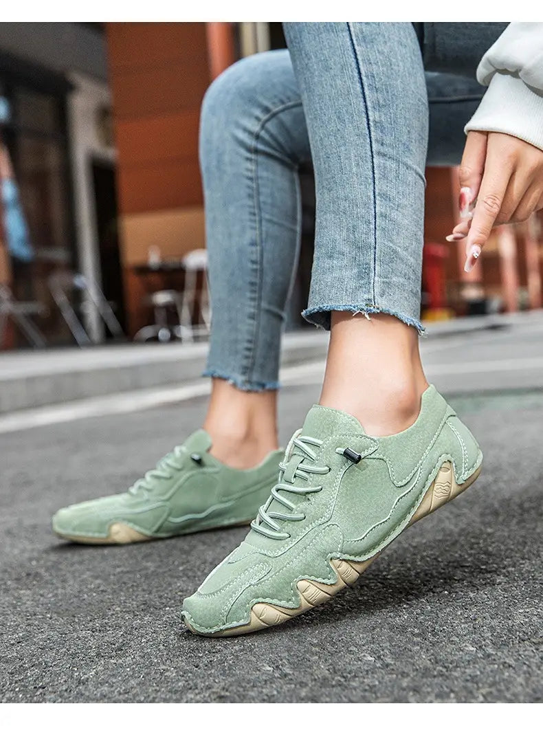 Baskets décontractées unisexes en daim vert menthe avec semelles en caoutchouc ondulées beige et lacets assortis.
