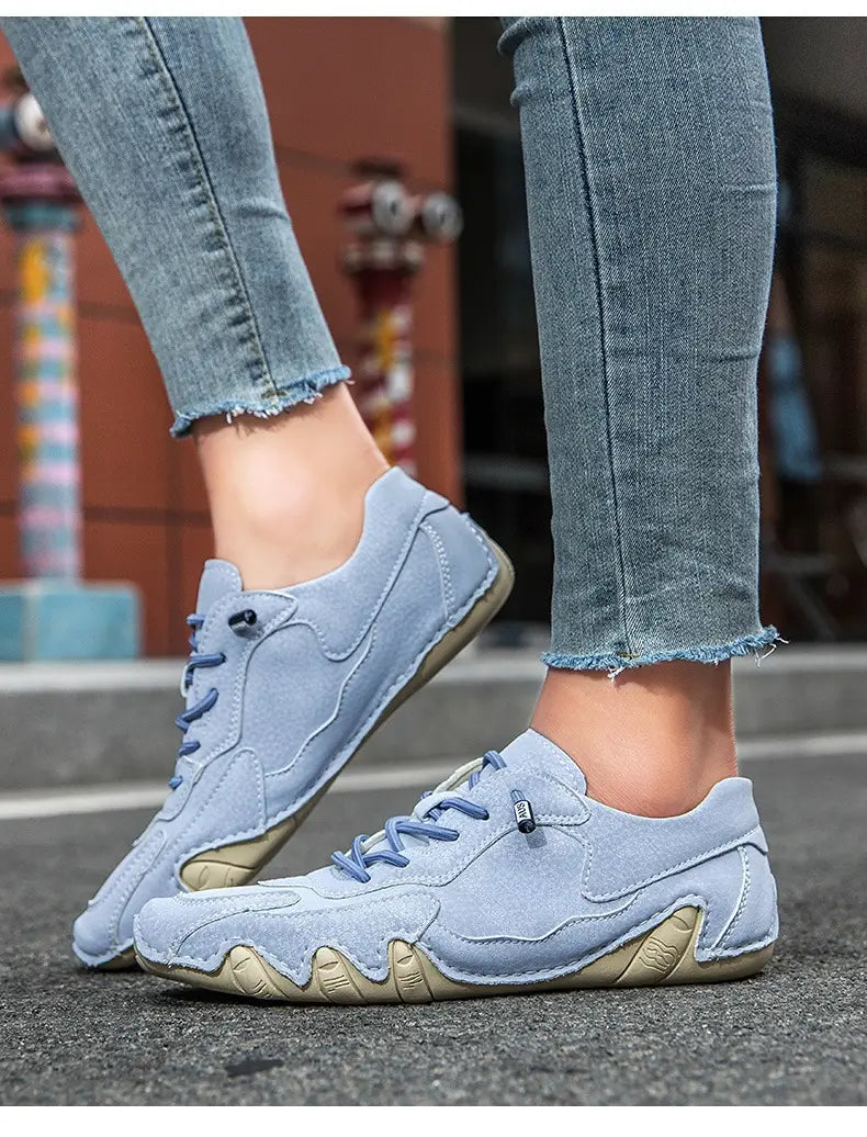 Baskets décontractées unisexes en daim bleu clair avec des semelles en caoutchouc ondulées uniques et des lacets assortis.