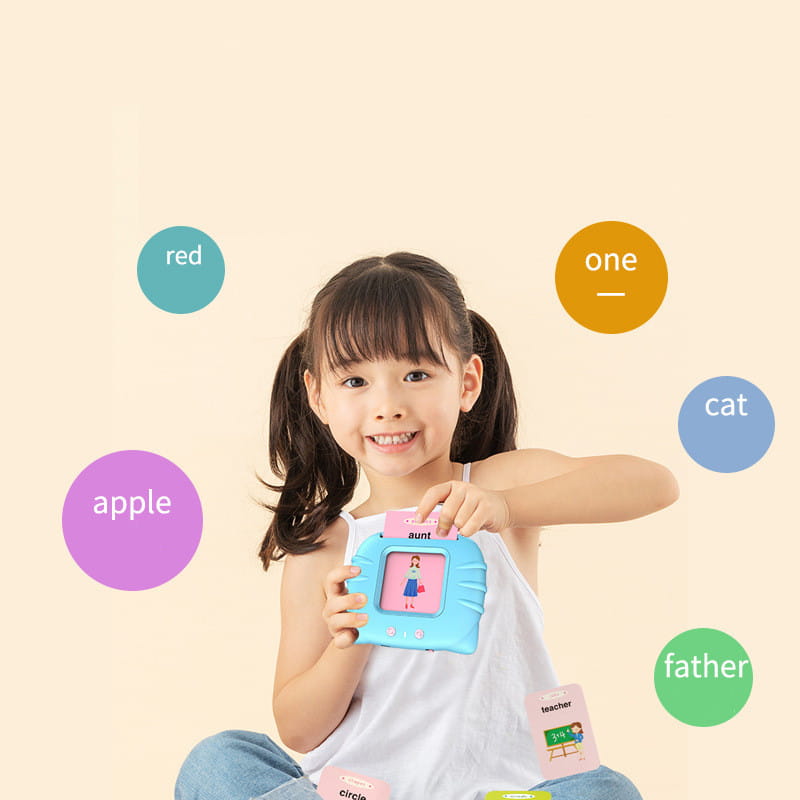 水色とピンクの子ども向け教育用タブレット。お話カードを使った112枚のフラッシュカード付きで、早期学習のために設計されたカートゥーンキャラクターの画面を表示します。