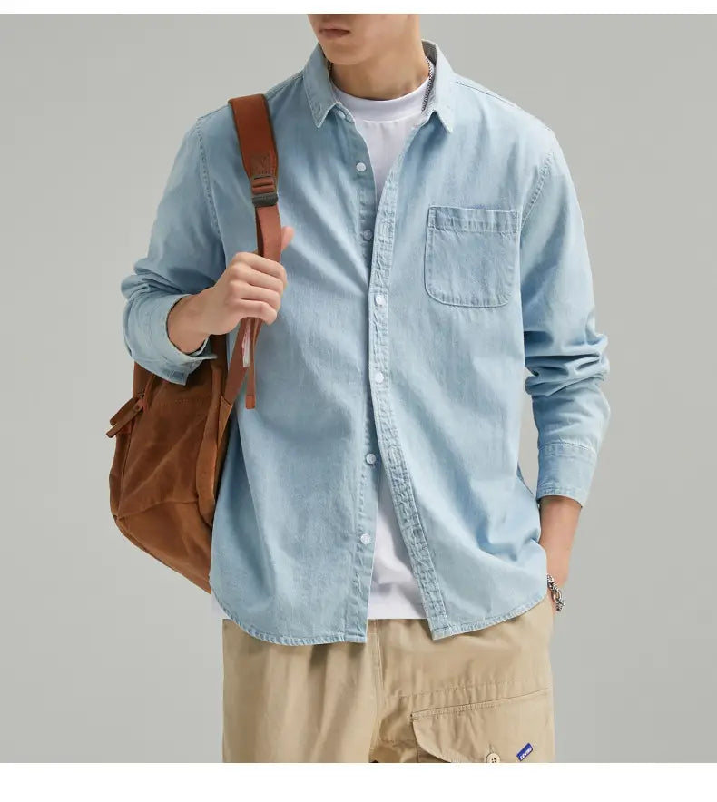 Herren-Langarm-Jeanshemd im Casual-Stil mit Knopfleiste in Hellblau, mit Brusttasche und weißen Knöpfen.