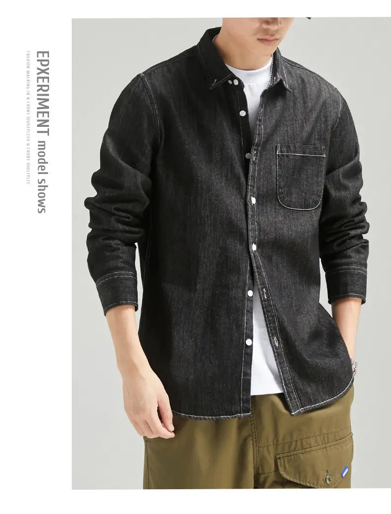 Herren-Langarm-Jeanshemd im Casual-Stil mit Knopfleiste in Schwarz, mit weißen Knöpfen und einer Brusttasche.