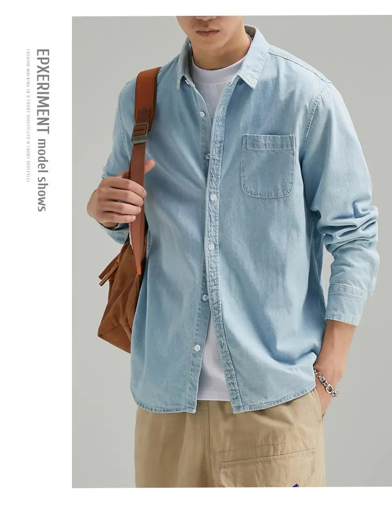 Herren-Langarm-Jeanshemd im Casual-Stil mit Knopfleiste in Hellblau, mit Brusttasche und umgeschlagenen Bündchen aus Jeansmaterial.