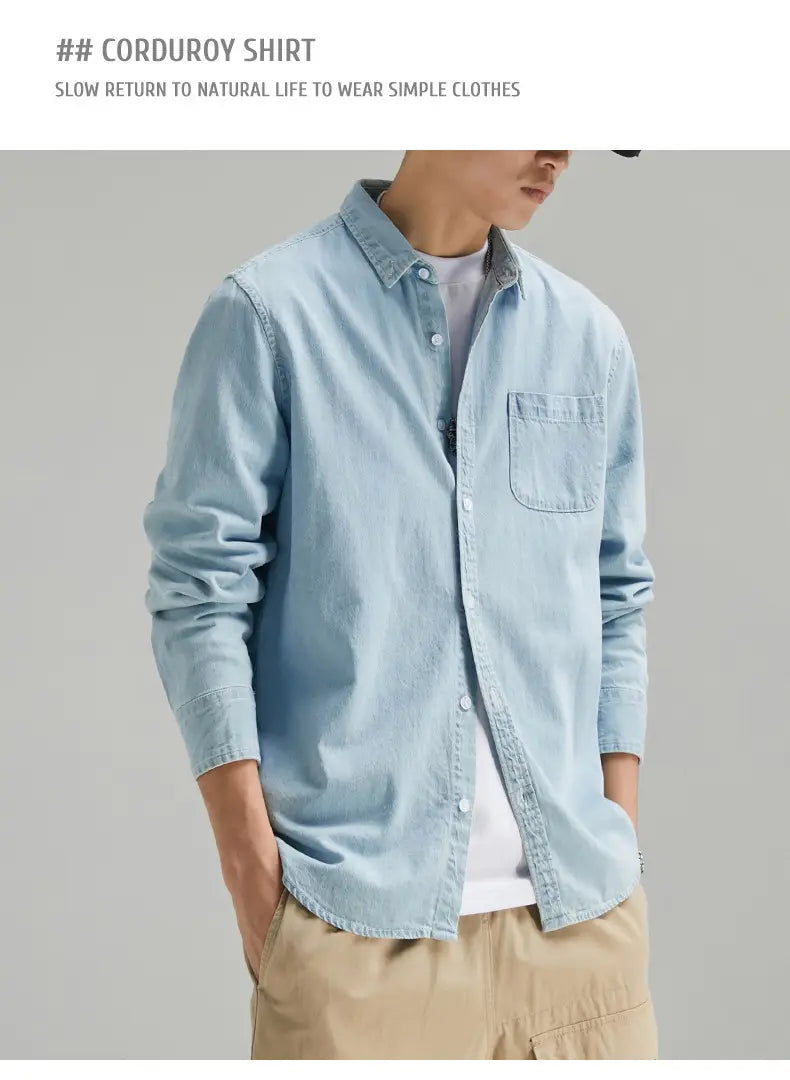 Herren-Langarm-Jeanshemd aus hellem Blautwill/Corduroy mit klassischem Knopfverschluss-Design und dezenten vertikalen Rillen für einen lässigen Look.