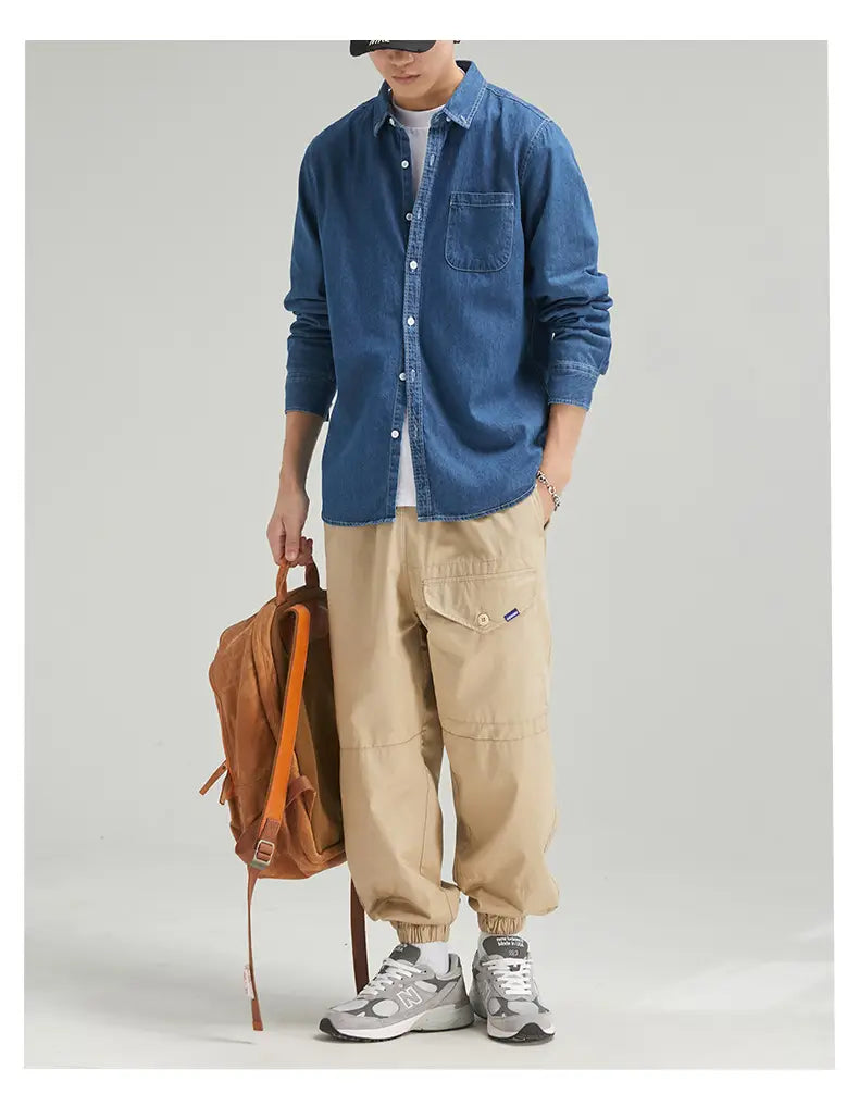 Herren-Langarm-Jeanshemd in Blau mit Knopfverschluss und einer Brusttasche sowie umgeschlagenen Ärmeln für einen lässigen Stil.