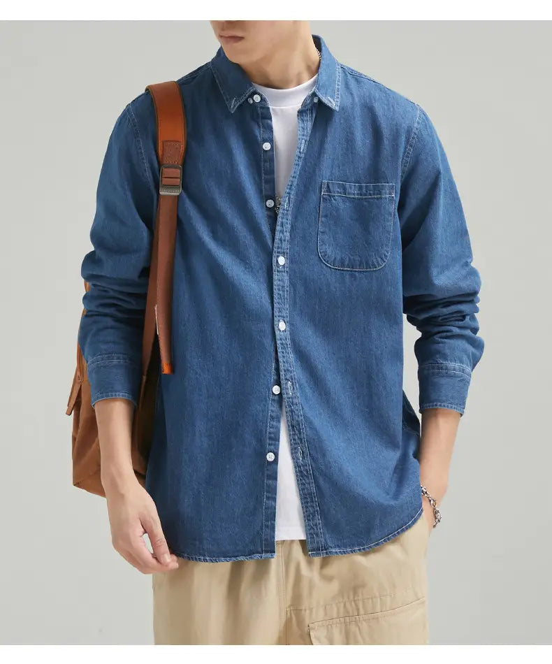 Herren-Langarm-Jeanshemd im Casual-Stil mit Knopfleiste in blauem Jeansstoff, mit Brusttasche und weißen Knöpfen
