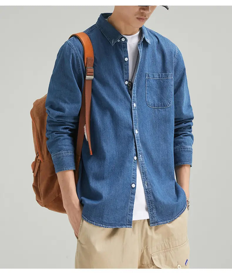 Herren-Langarm-Jeanshemd im Casual-Stil mit Knopfleiste in Blau, mit weißen Knöpfen und einer Brusttasche.