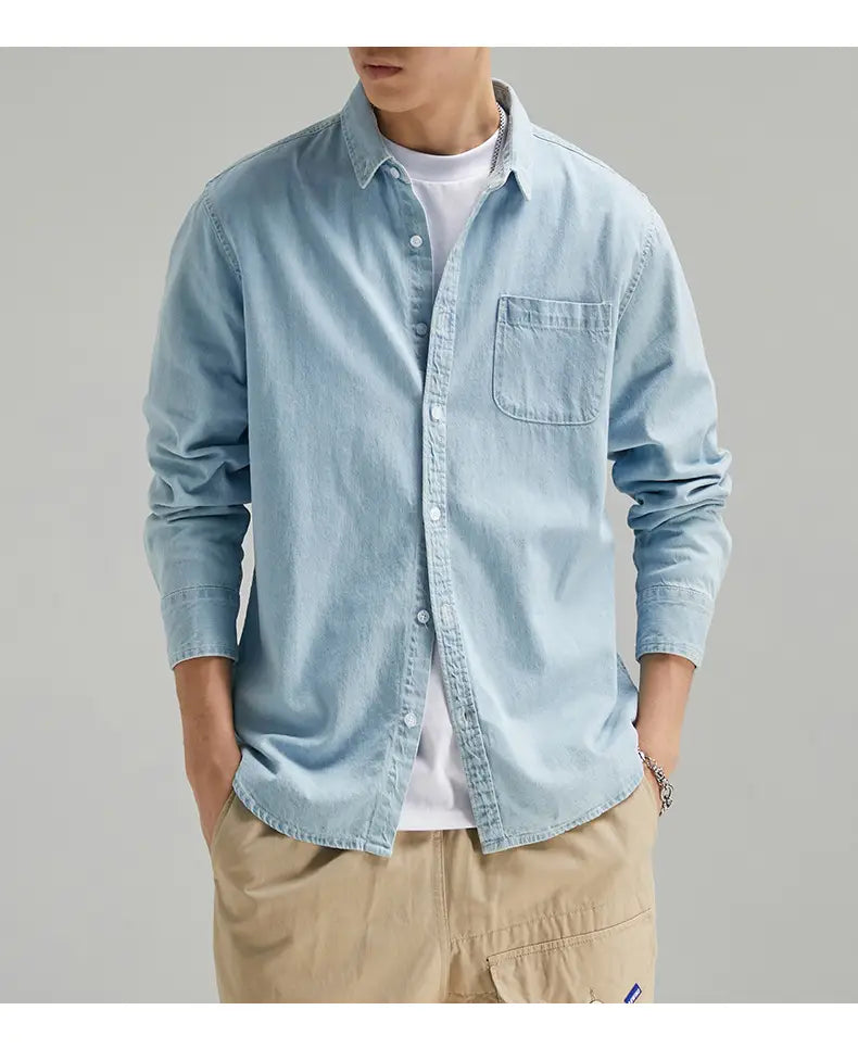 Hellblaues Jeanshemd für Herren mit Langarm, klassischem Kragen, Brusttasche und Knopfleiste für einen lässigen Look.
