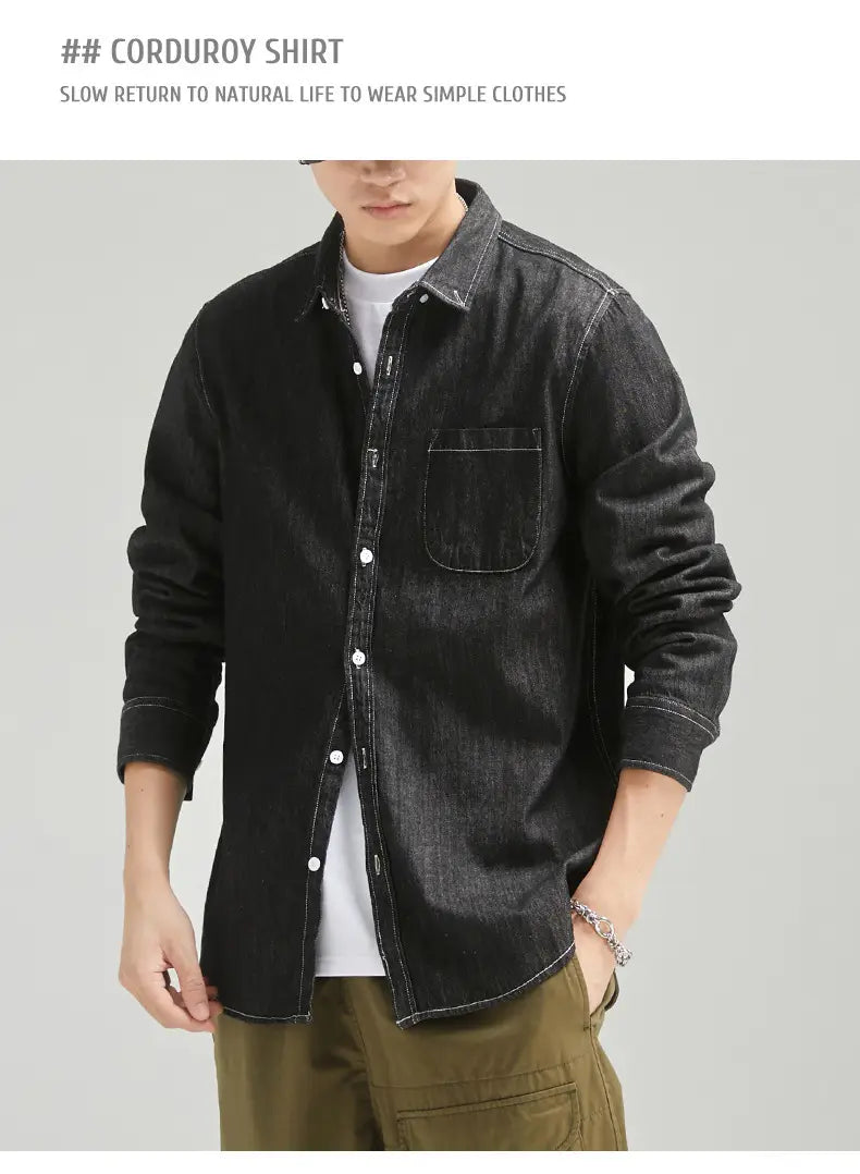 Herren-Langarm-Jeanshemd aus schwarzem Corduroy mit klassischem Knopfverschluss-Design und dezenten vertikalen Rillen für einen lässigen Look
