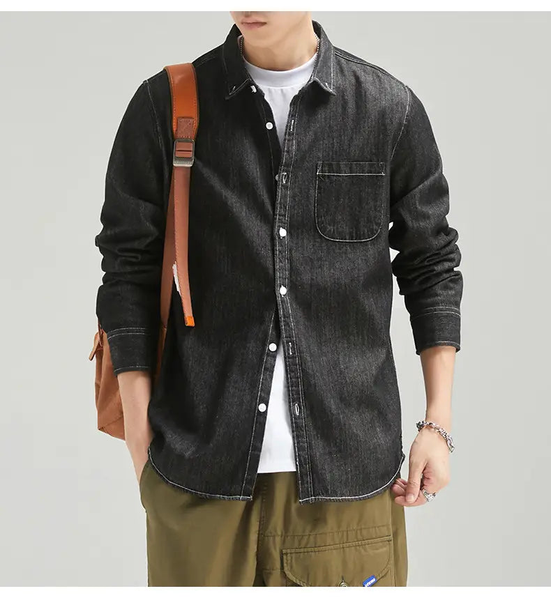 Herren-Langarm-Jeanshemd in dunkler Waschung mit klassischem Kragen und Brusttasche für einen lässigen Look