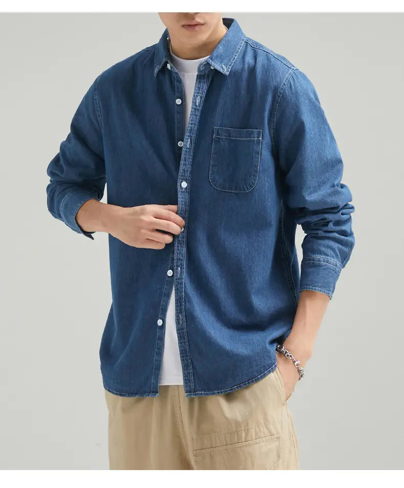 Herren-Langarm-Jeanshemd in klassischem Blau mit Knopfleiste vorne, einer einzelnen Brusttasche und umgeschlagenen Bündchen für einen lässigen Look.