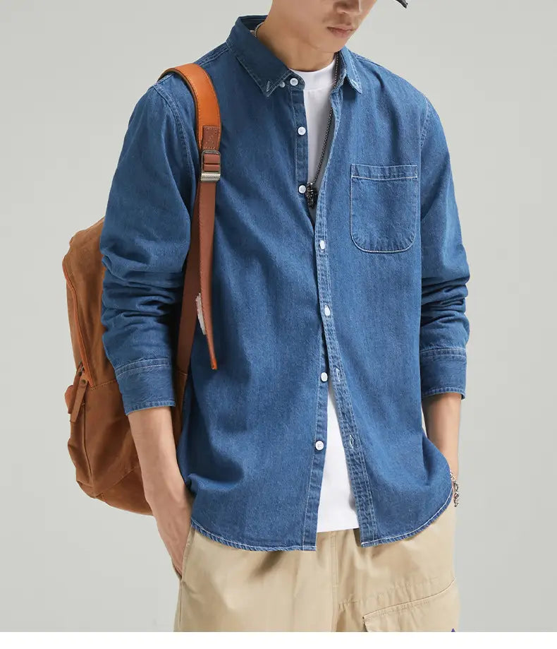 Herren-Langarm-Jeanshemd im Casual-Stil mit Knopfleiste mit blauem Jeansstoff, klassischem Kragen und Brusttasche.