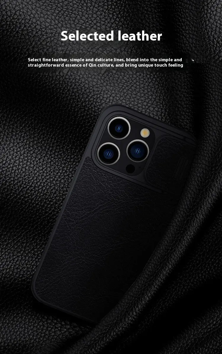 Schwarze Ledertasche für das Telefon mit Kameraschieberegler für iPhone 15 mit minimalistischen Design und dezenten Ziernähte, von der Rückseite gezeigt.