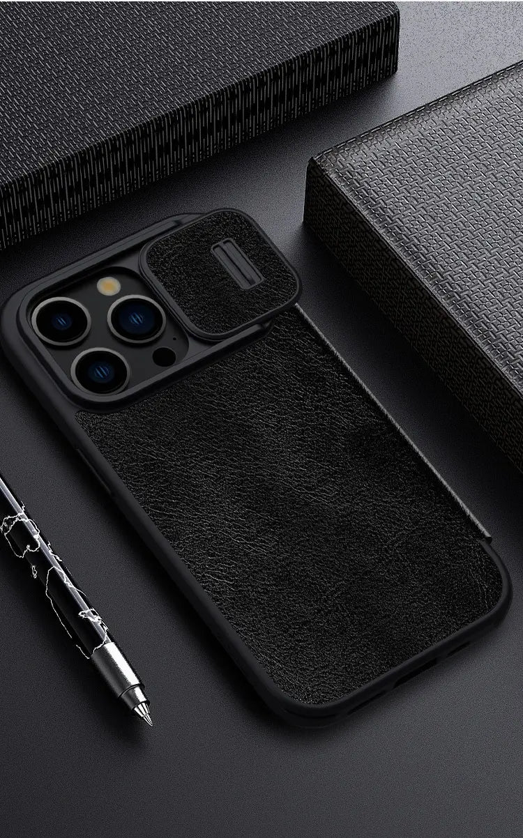 Schwarze strukturierte Ledertasche für das Telefon für iPhone 15, von der Rückseite gezeigt, mit schiebbarer Kameraklappe zum Schutz und für zusätzlichen Komfort.