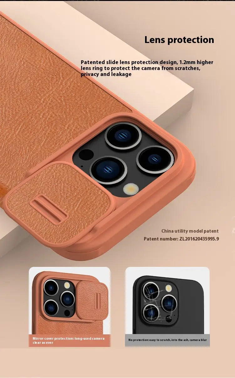 Beige/braune strukturierte Ledertasche für das Telefon mit schiebendem Linsenschutz für die Kamera, von der Rückseite gezeigt, für iPhone 15.