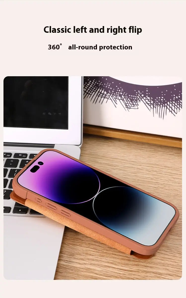 Beige/braune Ledertasche mit Klappverschluss und Kameraschieberegler für iPhone 15, von der Rückseite gezeigt, mit einem eleganten Farbverlauf von Lila zu Blau für den Displayschutz.