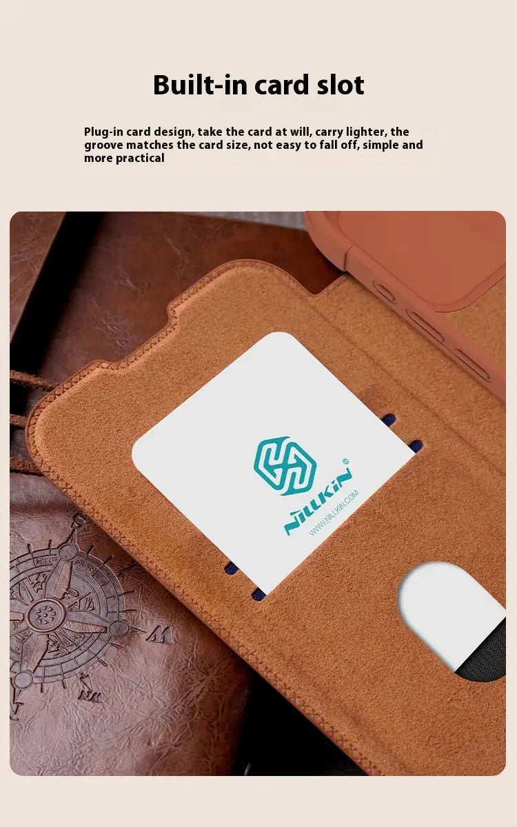 Braune Ledertasche für das Telefon mit Kameraschieberegler für iPhone 15, mit integriertem Kartenfach und Nillkin-Logo auf dem weißen Innenfutter.