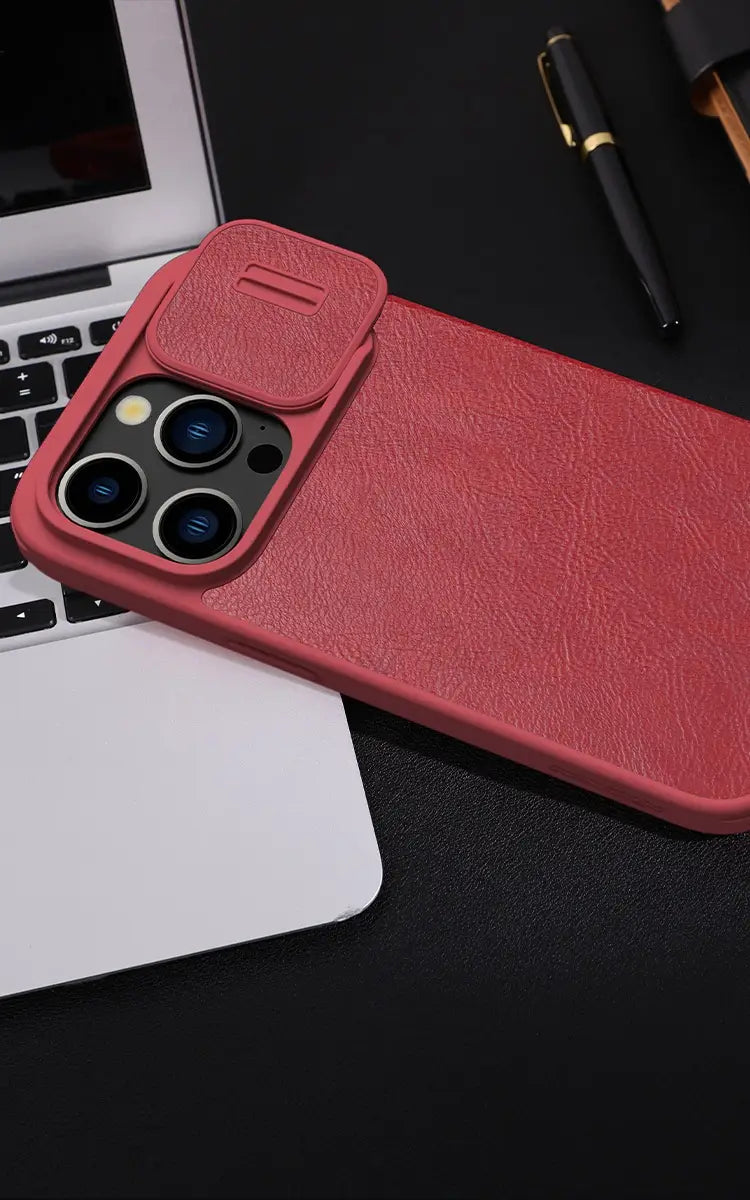 Rote strukturierte Ledertasche für das Telefon mit passender Kameraschieberegler-Klappe für iPhone 15, von der Rückseite gezeigt.