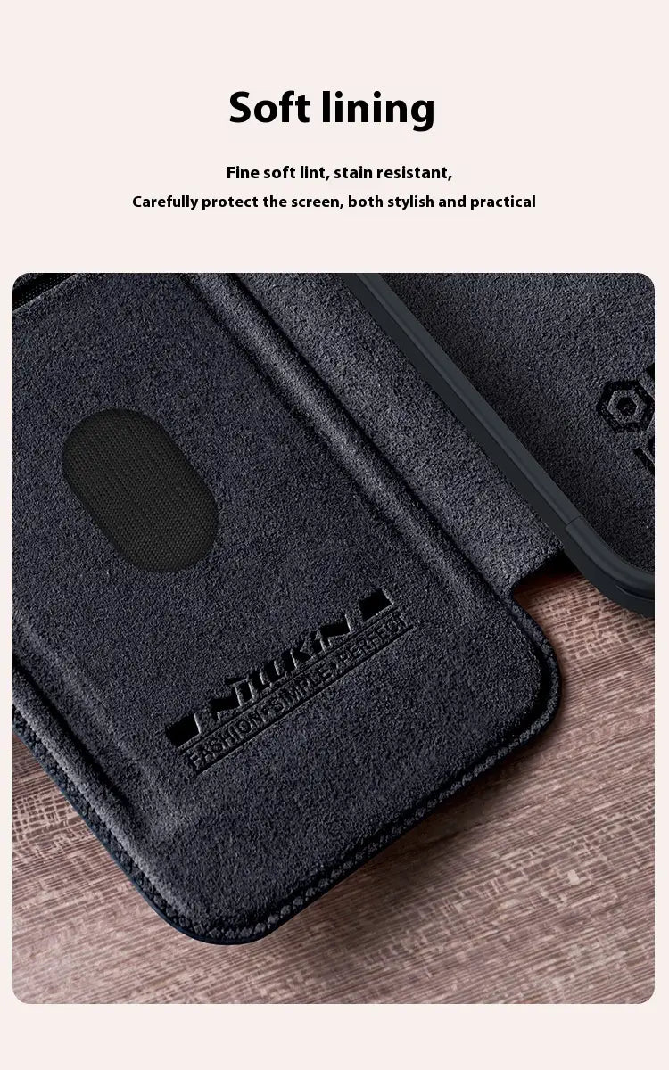 Schwarze Nokia-Telefontasche mit weicher Polsterung und eingeprägter Markenkennzeichnung, von der Rückseite gezeigt, ausgelegt als Ledertasche für das iPhone 15 mit Kameraschieberegler.