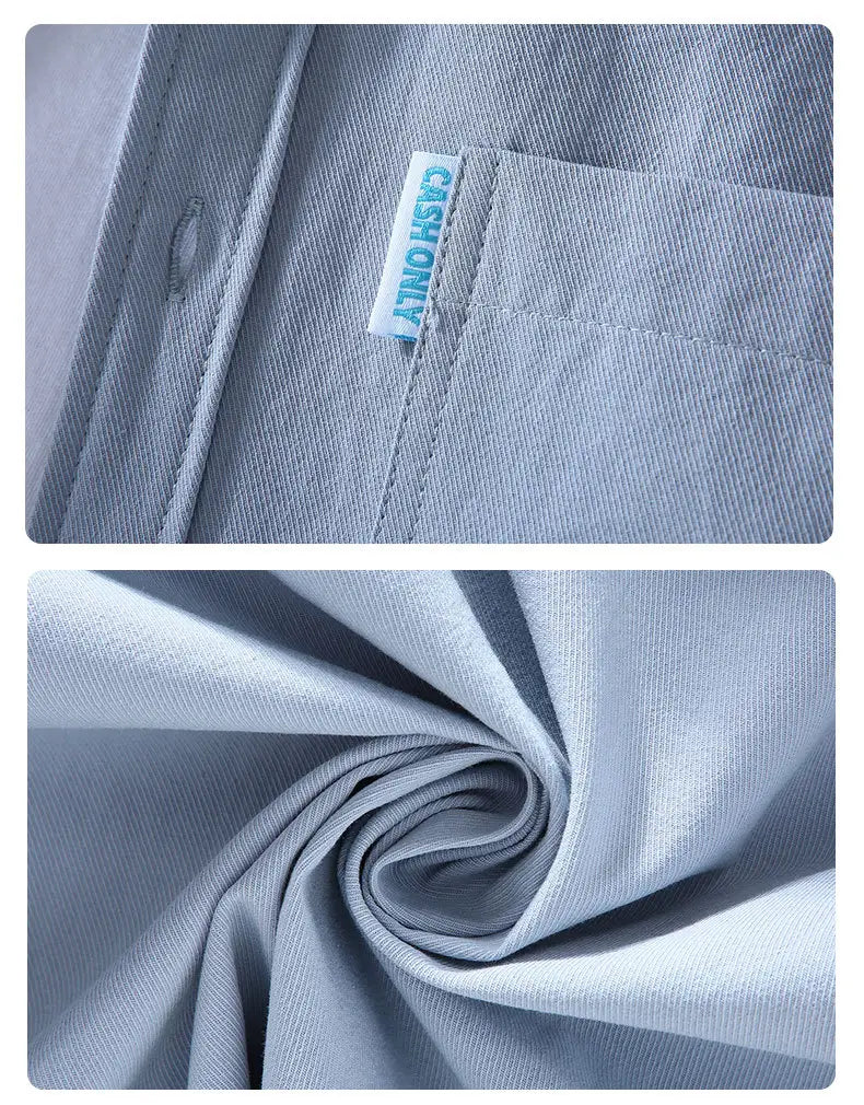 Herren Baumwoll-Arbeitshemd mit langen Ärmeln in Hellblau mit subtiler Strukturbindung und einem kleinen weißen „Cash Only“-Label, das in der Nähe der Brusttasche angenäht ist.