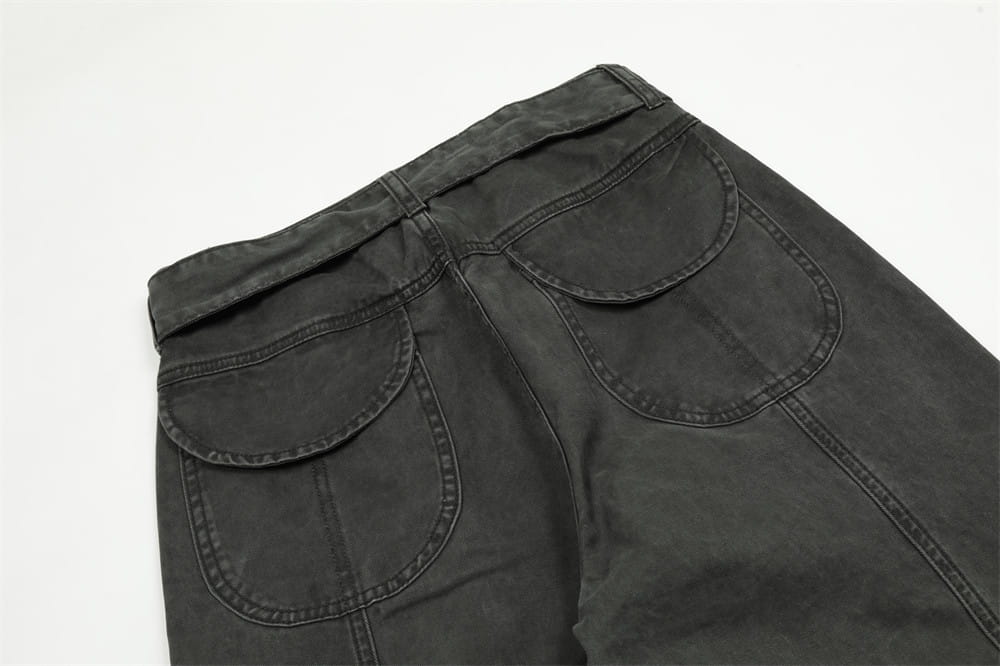 Salopettes cargo en jean de coton à coupe slim pour homme, multi-poches, en denim gris foncé, avec poches arrière classiques et coutures apparentes, montrant l’arrière avec une texture légèrement usée et décolorée.