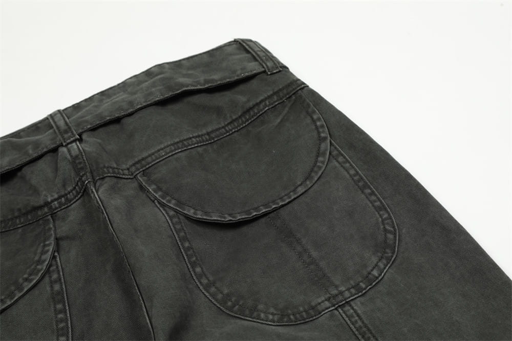 Salopettes cargo en jean de coton à coupe slim pour homme, multi-poches, vues de l’arrière, présentant un jean en denim foncé avec un design classique de poches arrière, des coutures visibles et une texture légèrement décolorée.