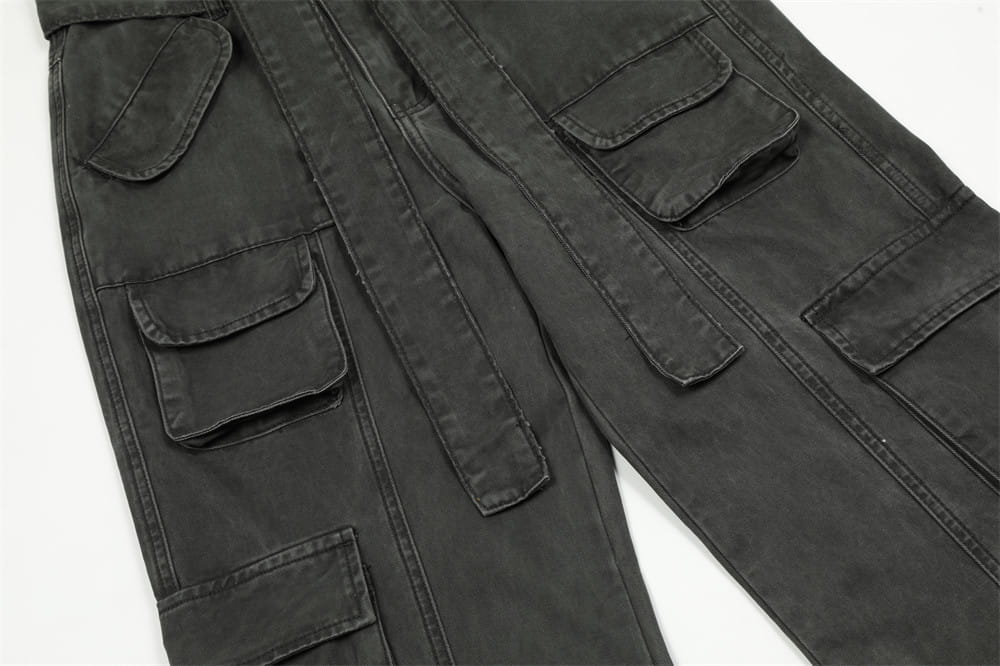 Salopettes cargo en jean de coton noir à coupe slim pour homme, avec plusieurs poches à rabat et des coutures renforcées.