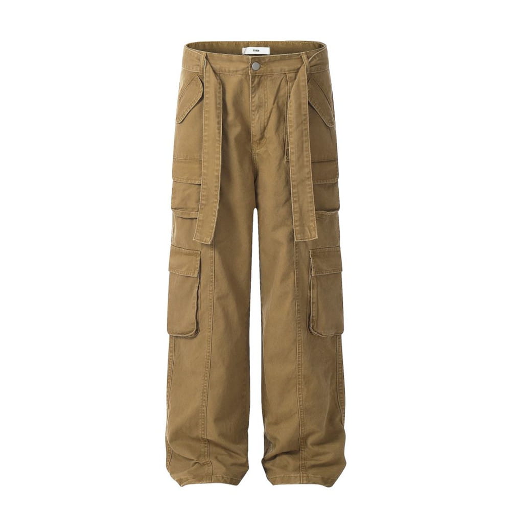 Salopettes cargo en jean de coton beige/tan à coupe slim pour homme, avec plusieurs poches et une ceinture à cordon de serrage.