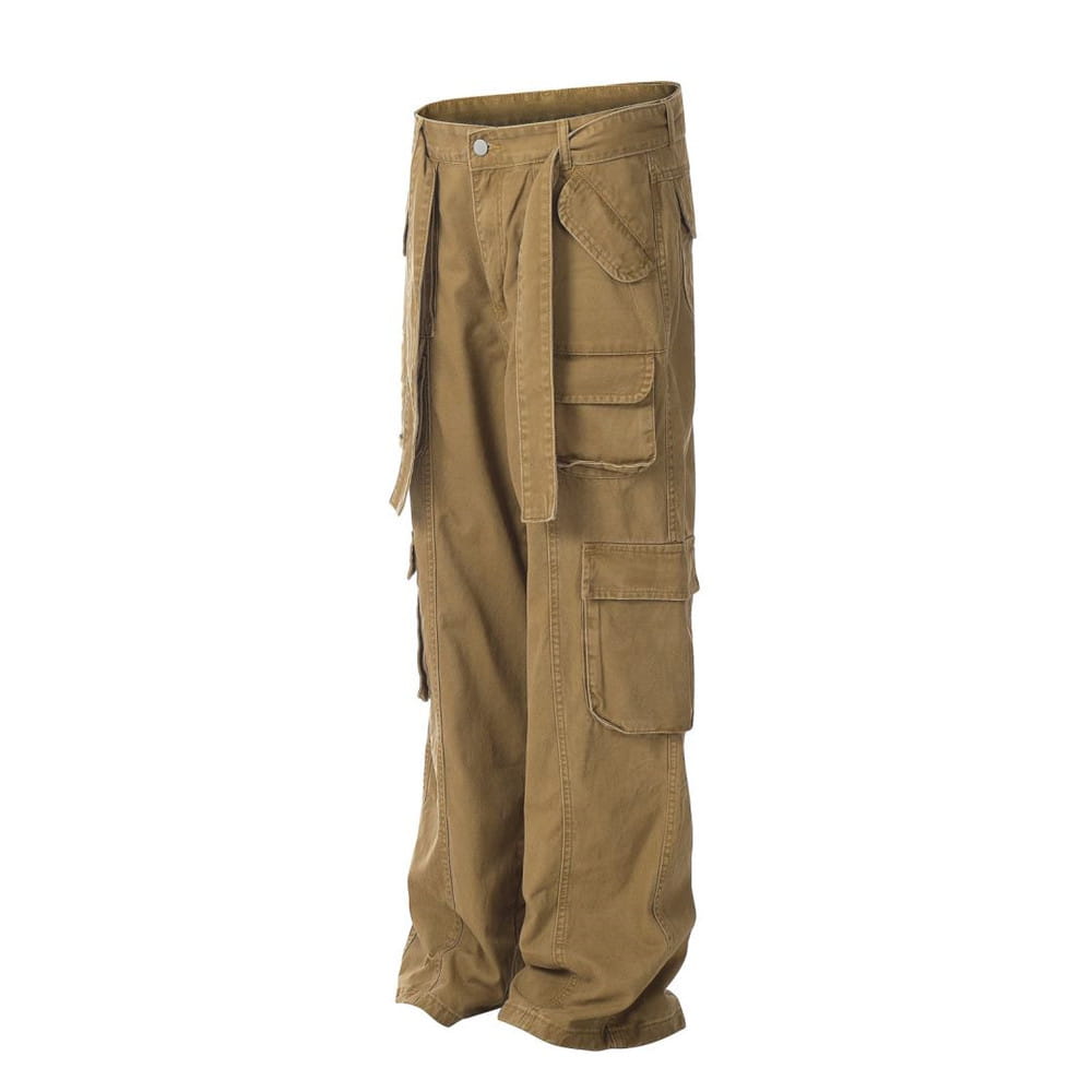 Salopettes cargo en jean de coton beige/tan à coupe slim pour homme, avec plusieurs poches et une ceinture à cordon de serrage.