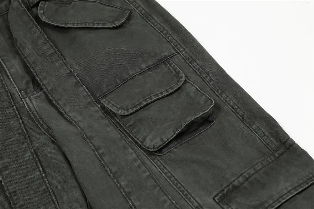 Salopettes cargo en jean de coton noir à coupe slim pour homme, multi-poches, avec plusieurs poches à rabat et des coutures renforcées.