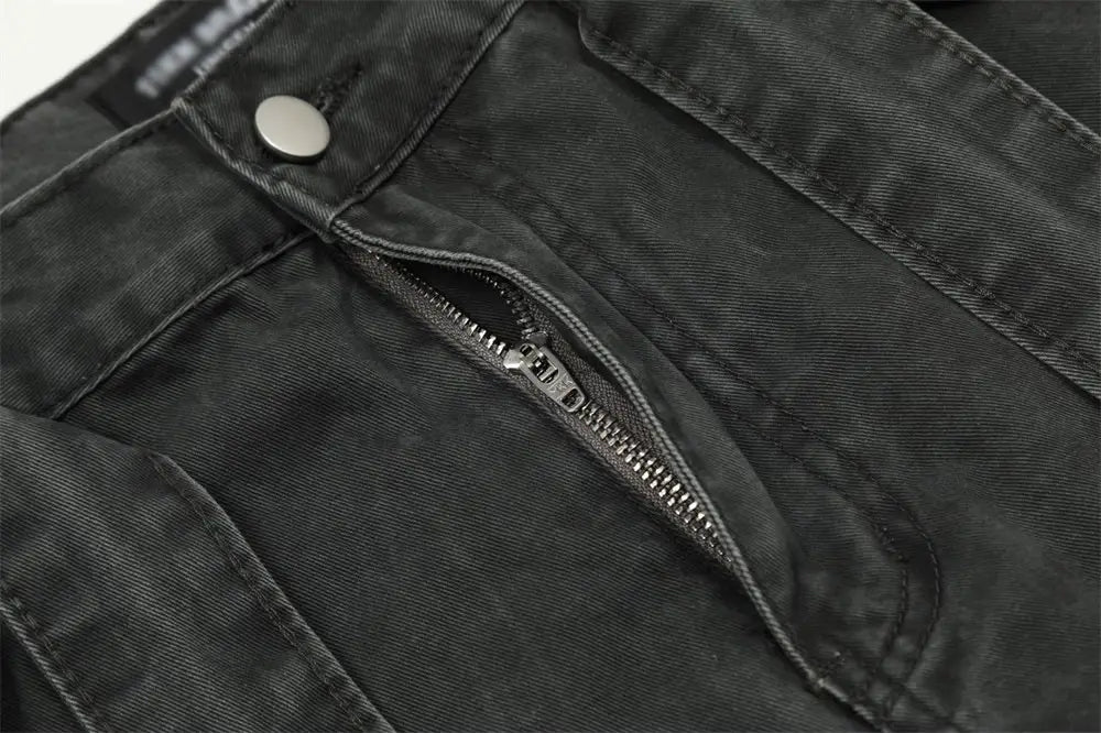 Salopettes cargo en jean de coton à coupe slim pour homme, multi-poches, en denim foncé, avec une fermeture éclair et un bouton à finition ton argent.