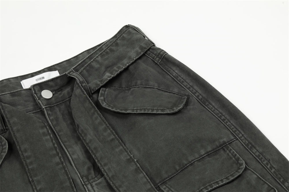 Salopettes cargo en jean de coton gris foncé à coupe slim pour homme, multi-poches, avec plusieurs poches et une fermeture par bouton.