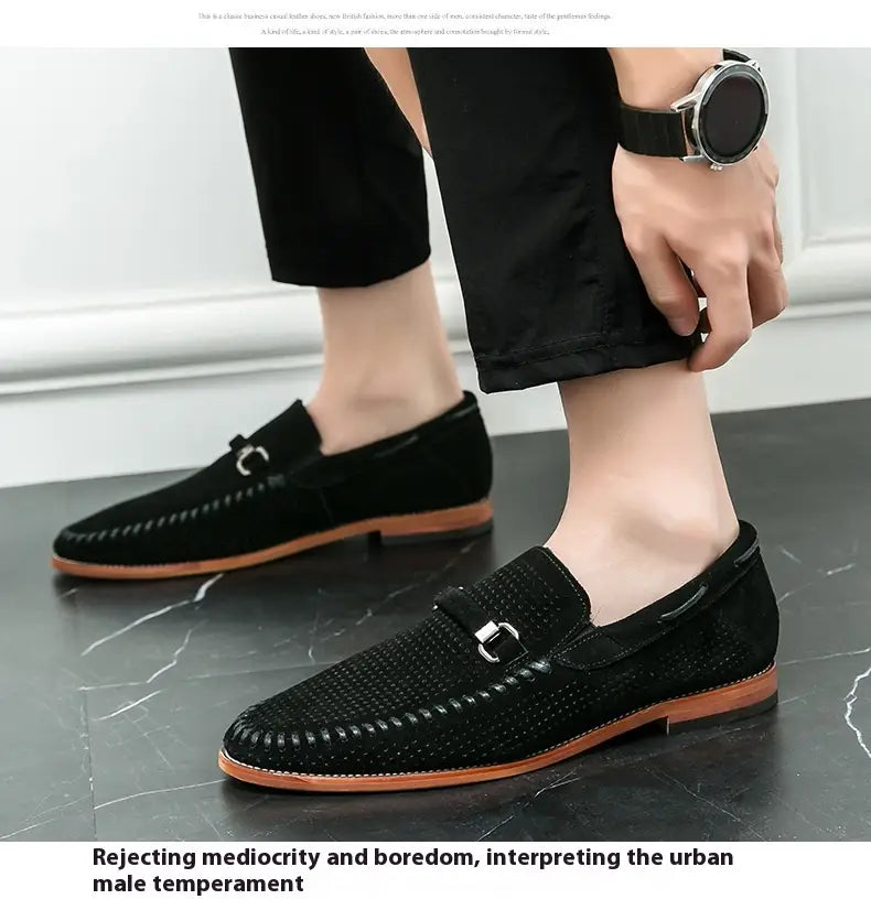 Mocasines de cuero tipo ante negro con textura perforada y suelas color camel de contraste, con un detalle de hebilla con acabado tono plateado.