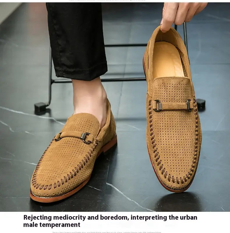 Mocasines de cuero color camel con empeine de ante perforado, detalles de costura a lo largo de los bordes y un acento de hebilla metálica, diseñados como zapatos tipo mule.