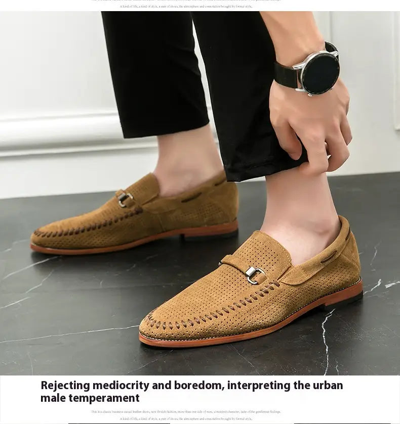 Mocasines de cuero con ante perforado estilo mule, con material de ante color camel, diseño perforado y acentos de hebilla metálica.