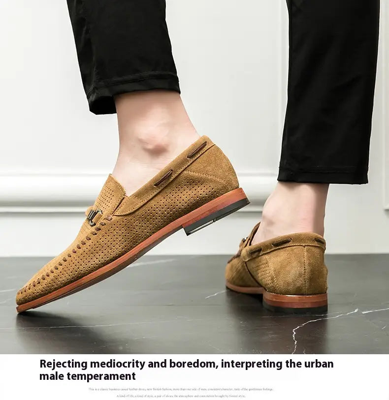 Mocasines de cuero color camel en ante con detalles perforados y suela de cuero marrón, diseñados como zapatos tipo mule.