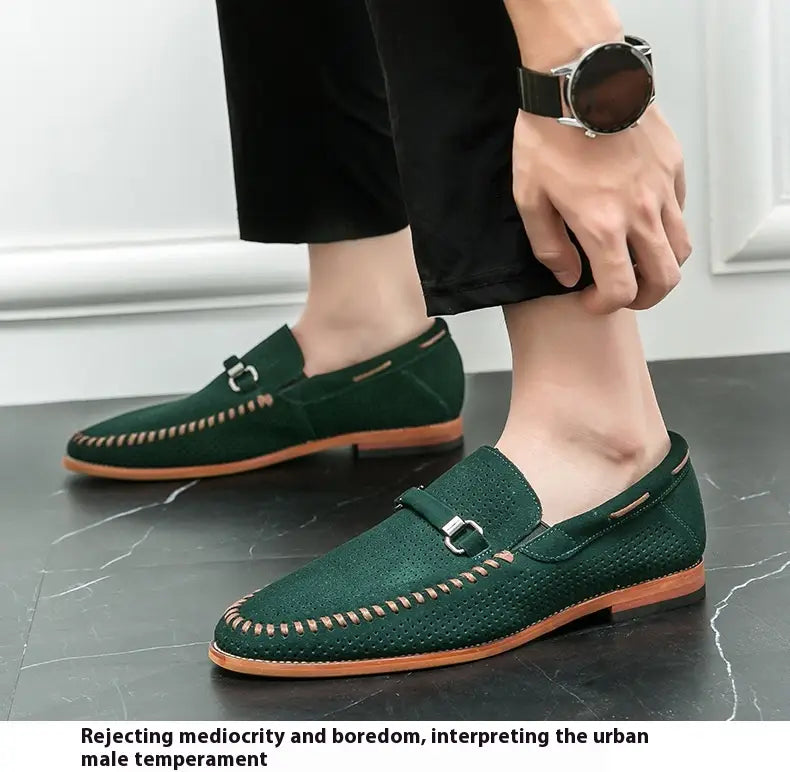 Mocasines de cuero de ante perforado color verde oscuro con hebilla metálica y costuras color camel, estilo mule.