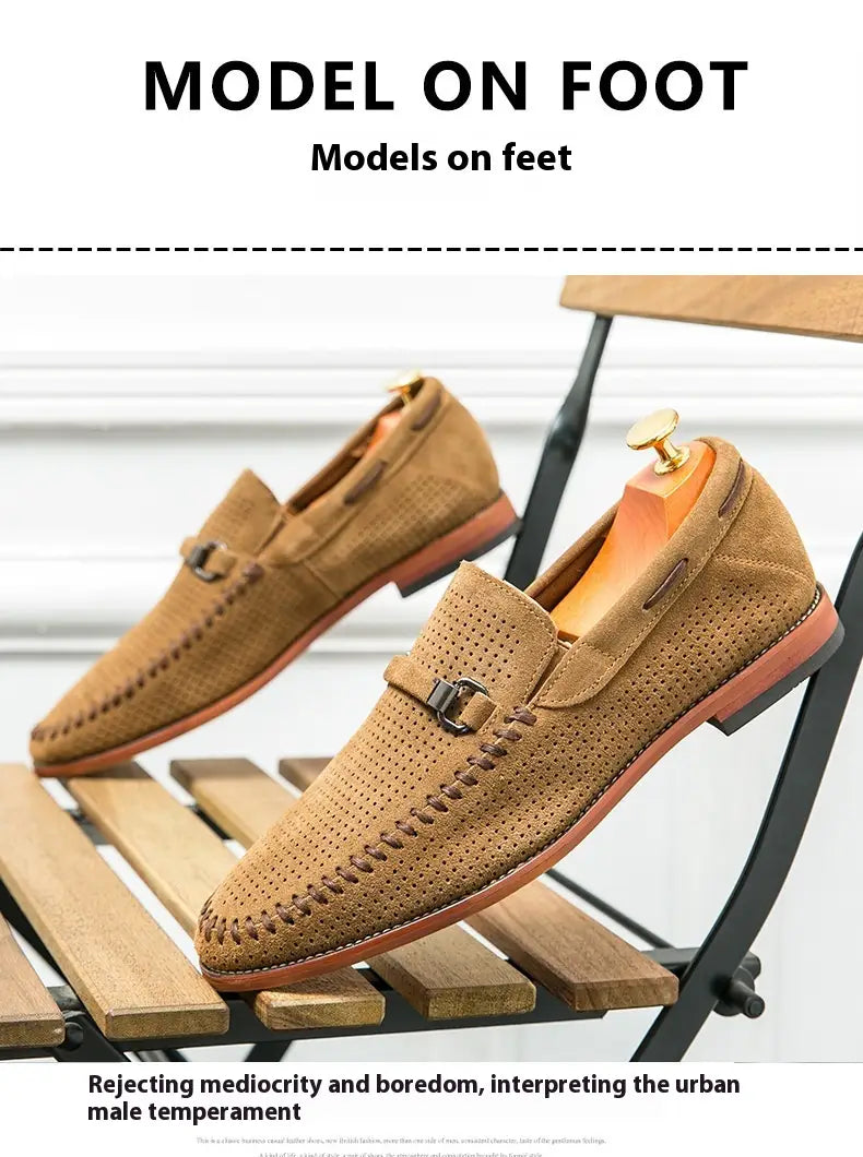 Mocasines de cuero con ante perforado estilo mule en color camel, con empeine perforado y detalles de costura, y cierre con hebilla negra de metal.