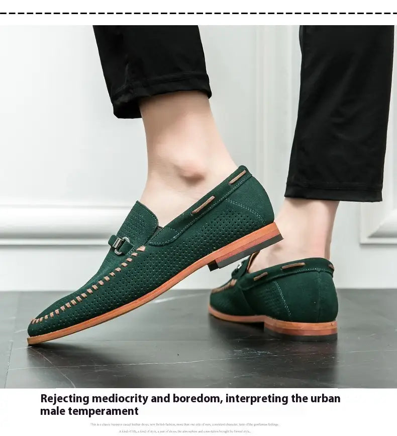 Mocasines de cuero de ante color verde oscuro con detalles perforados y suelas de cuero color camel, diseñados como zapatos tipo mule.