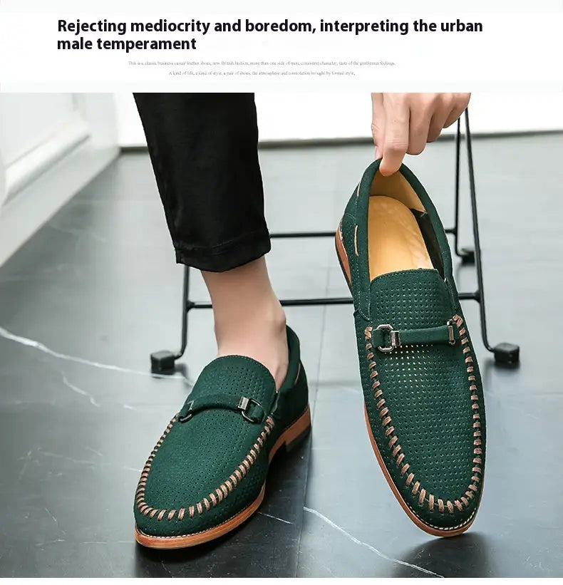 Mocasines de cuero perforado color verde oscuro con costuras marrones y detalle de hebilla metálica, estilo mule, para un uso sencillo.
