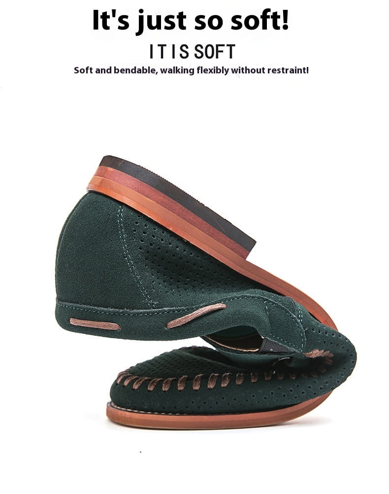 Mocasines de cuero tipo ante verde oscuro con acentos de cuero marrón y detalles perforados, estilo mule, como flats tipo mocasín cómodos.
