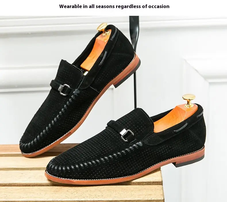 Mocasines de cuero tipo ante negro perforado con diseño tipo mule, con suelas color camel de contraste y un detalle de hebilla metálica elegante.