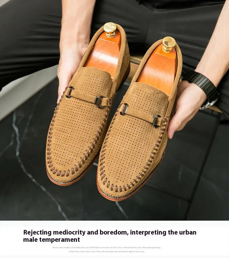Mocasines de cuero en ante color camel con empeines perforados, detalles de costura a lo largo de los bordes y suela de cuero marrón de contraste, diseñados como zapatos tipo mule.