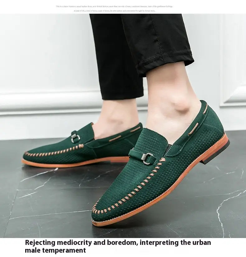 Mocasines de cuero perforado color verde oscuro con hebilla metálica y suelas color camel, diseñados como zapatos tipo mule.